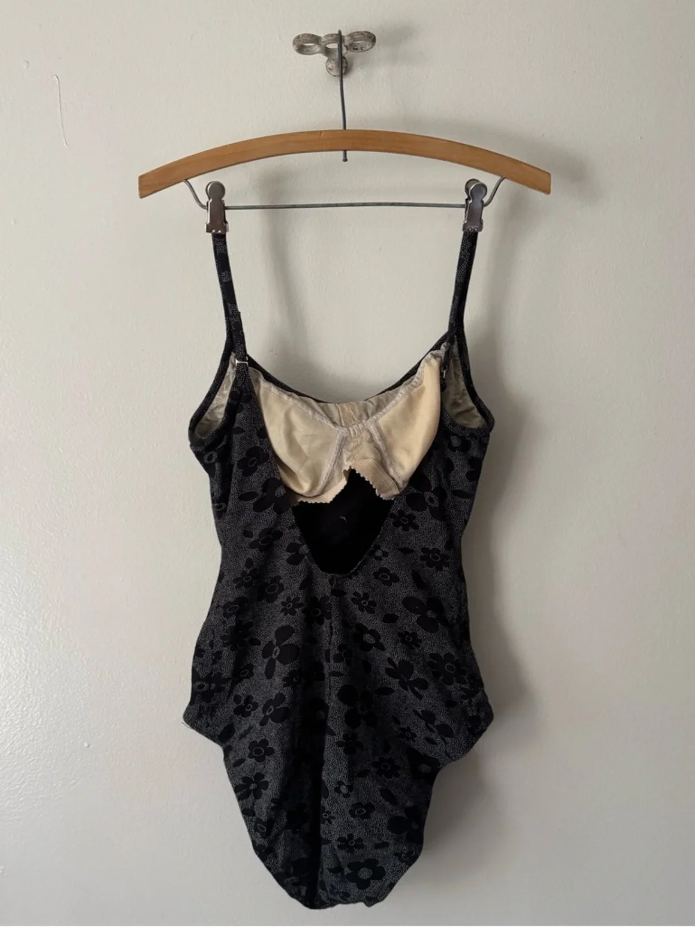 Vintage Coco Reef Black and White Floral Women's One piece Swimsuit - Picture 2 of 5